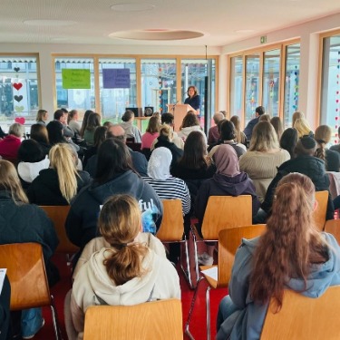 Iris Hochberger während ihrer Rede als Schulpatin