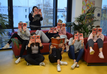 Gruppenfoto von Studierenden bei der Lektüre