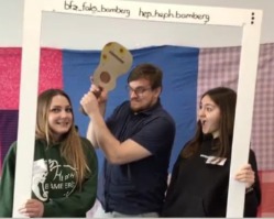 Lehrkraft und Studierende in der Fotobox am TdoT